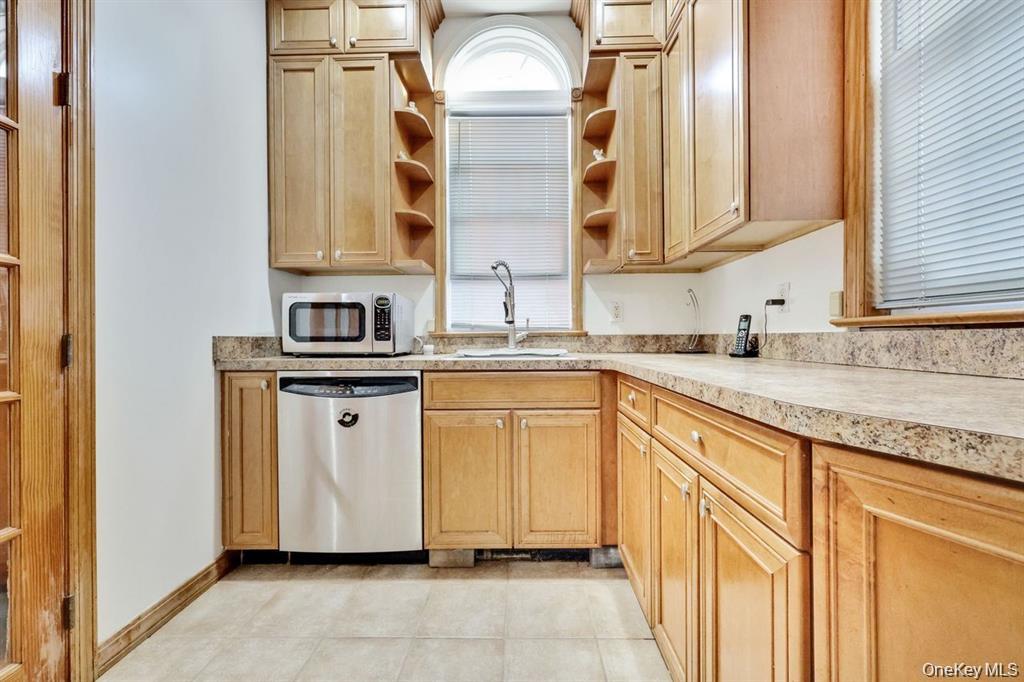 17 Oxford Street, Malverne, NY 11565