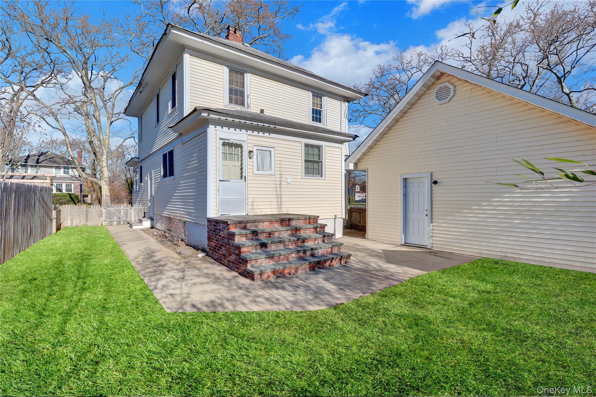 31 Hiawatha Drive, Brightwaters, NY 11718