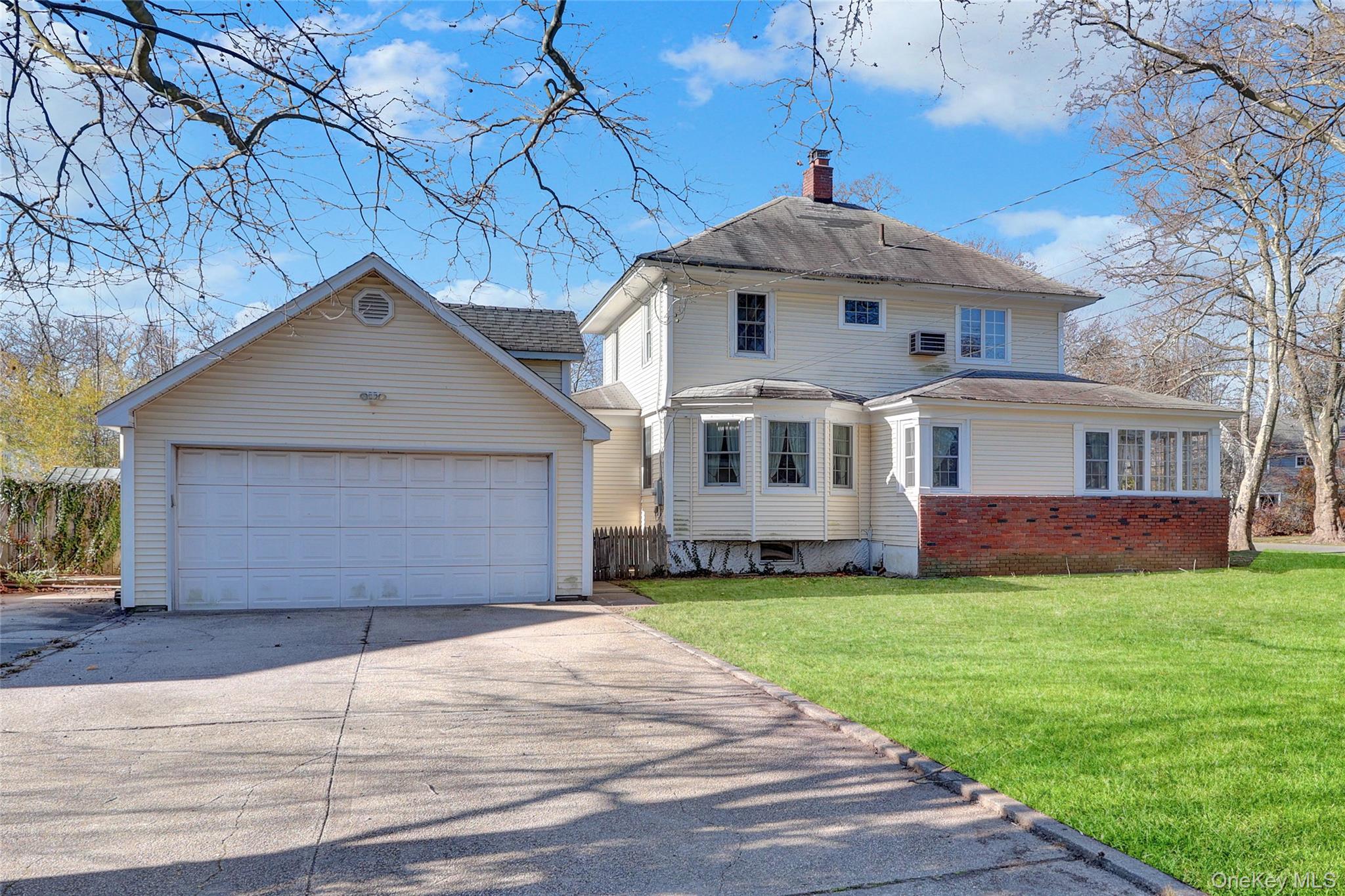 31 Hiawatha Drive, Brightwaters, NY 11718