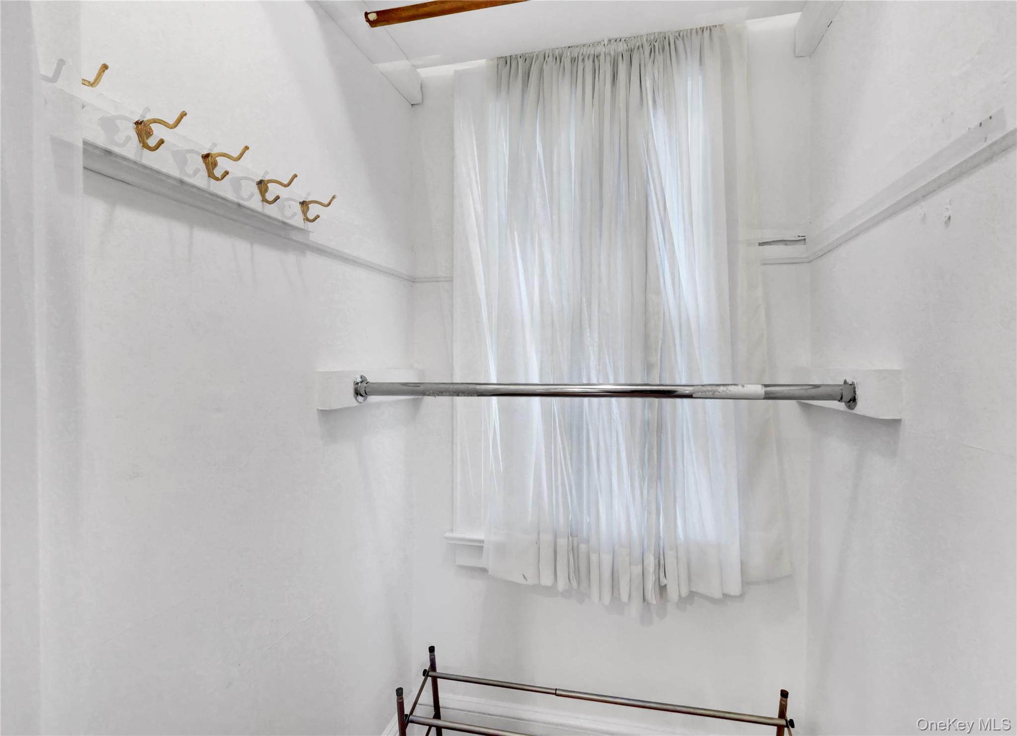 31 Hiawatha Drive, Brightwaters, NY 11718