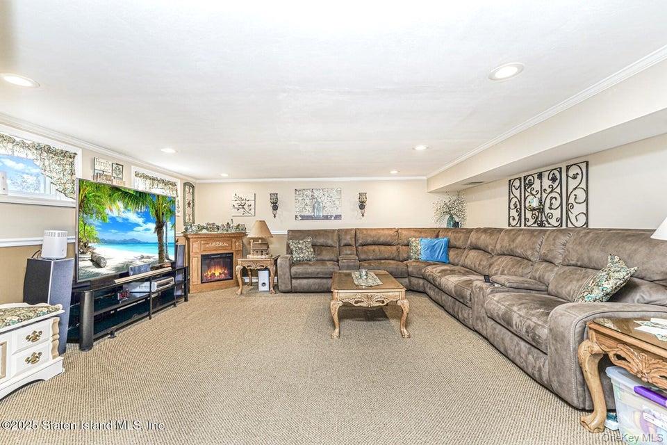 35 Nutwood Court, Staten Island, NY 10308