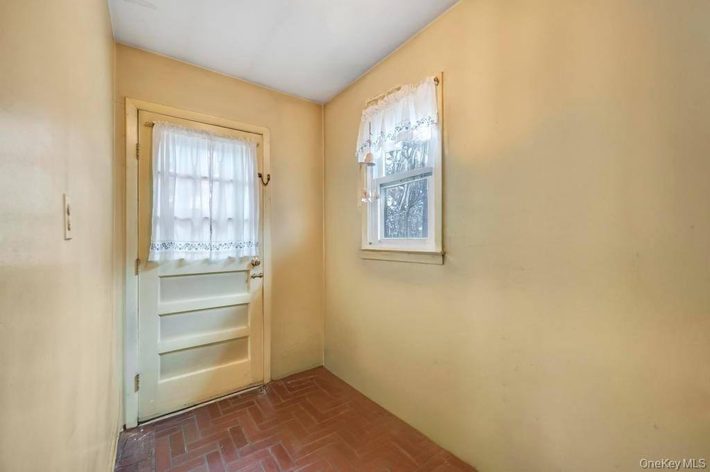 441 Roslyn Road, East Williston, NY 11596