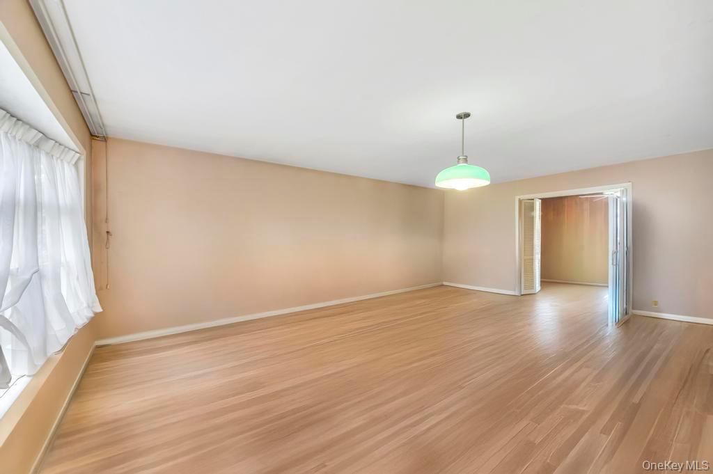 441 Roslyn Road, East Williston, NY 11596