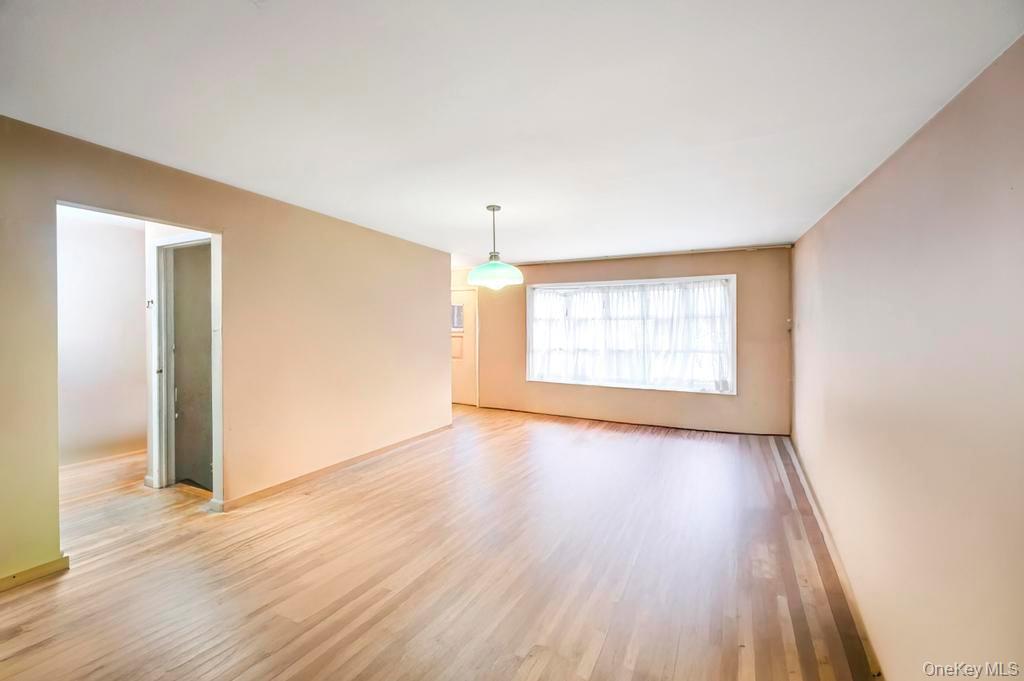 441 Roslyn Road, East Williston, NY 11596