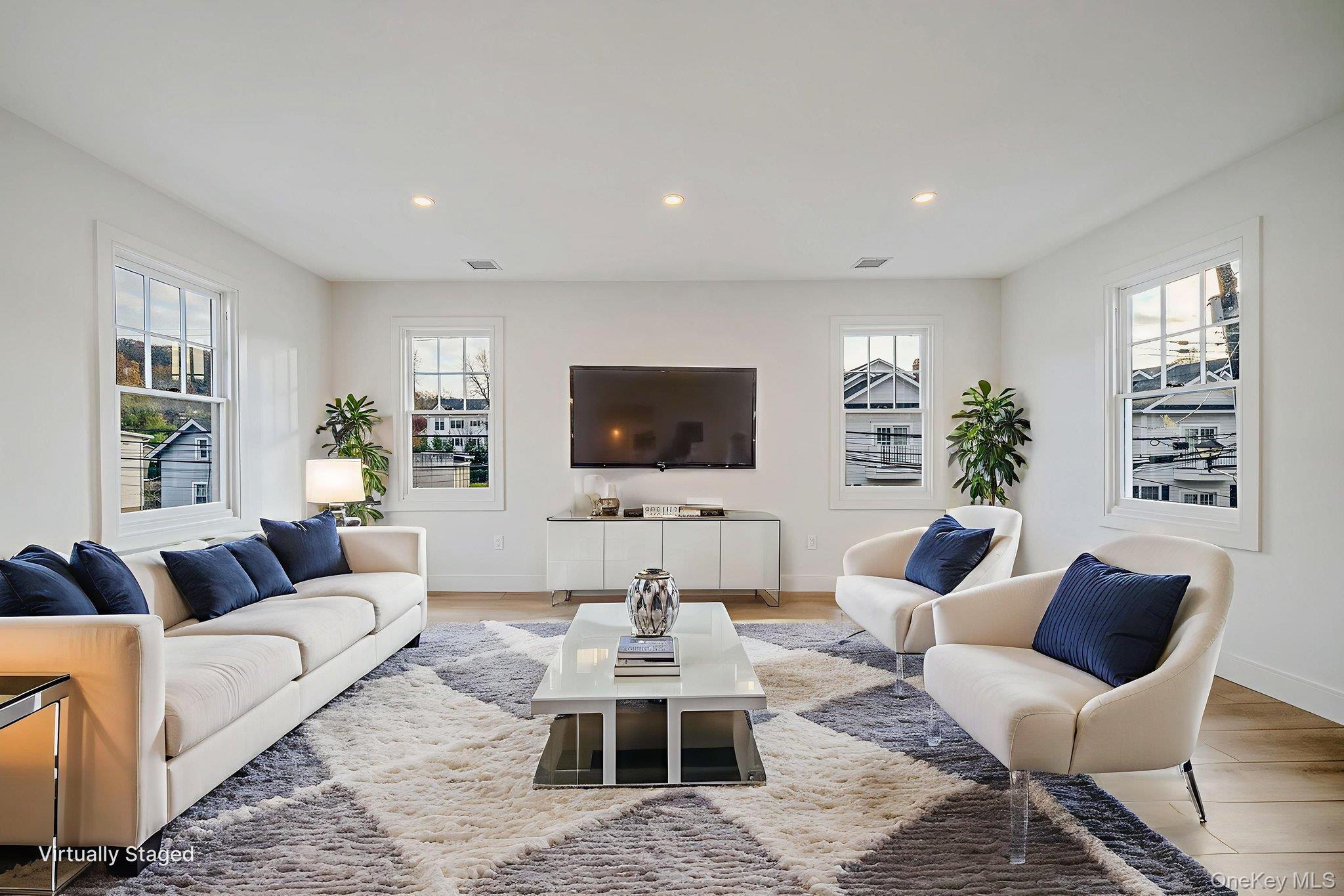 24 Skillman Street # Upper, Roslyn, NY 11576