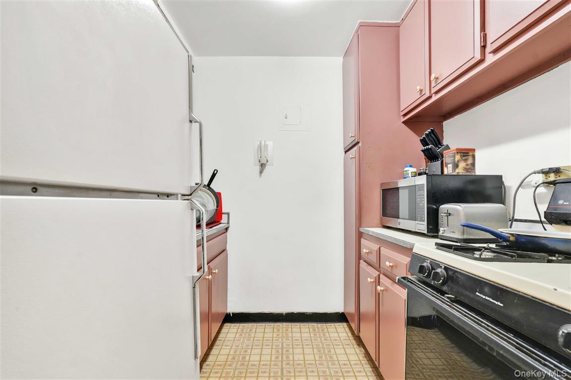 77 E 12 Street # 17K, New York (Manhattan), NY 10003
