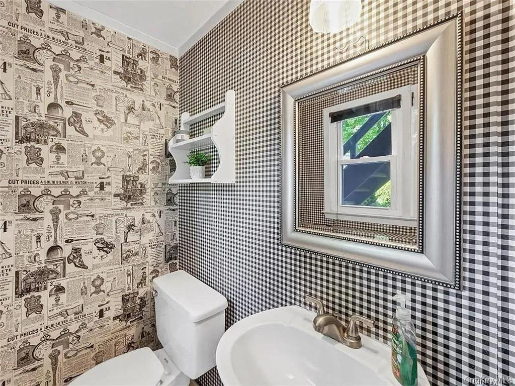 5 Van Gogh Lane, Airmont, NY 10901