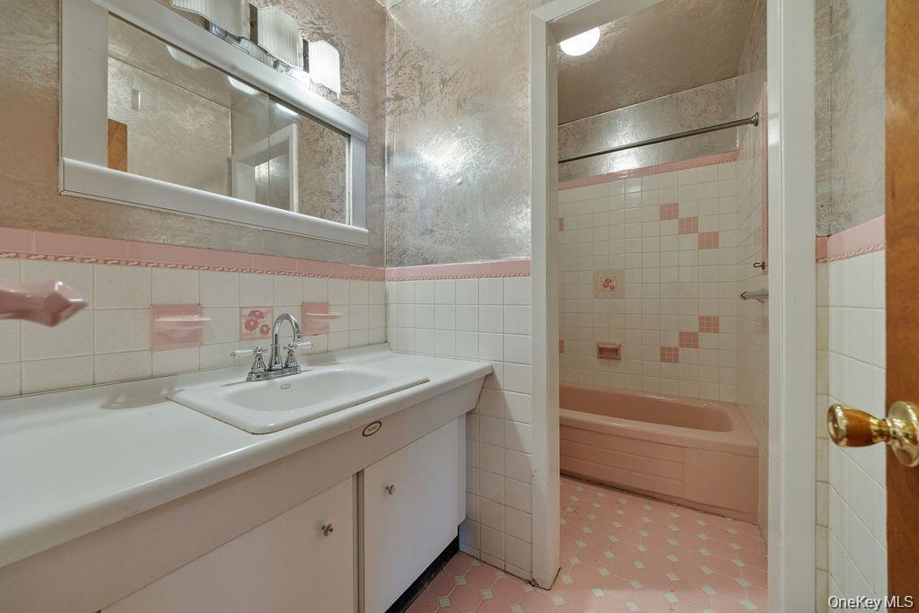 5 Steinway Court, Suffern, NY 10901