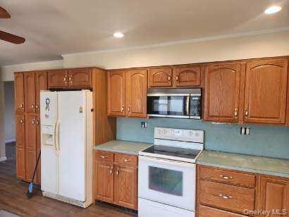 24 Poplar Place, Bay Shore, NY 11706