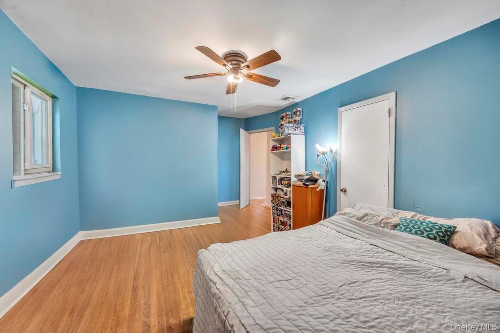 14 Urn Court, Brentwood, NY 11717