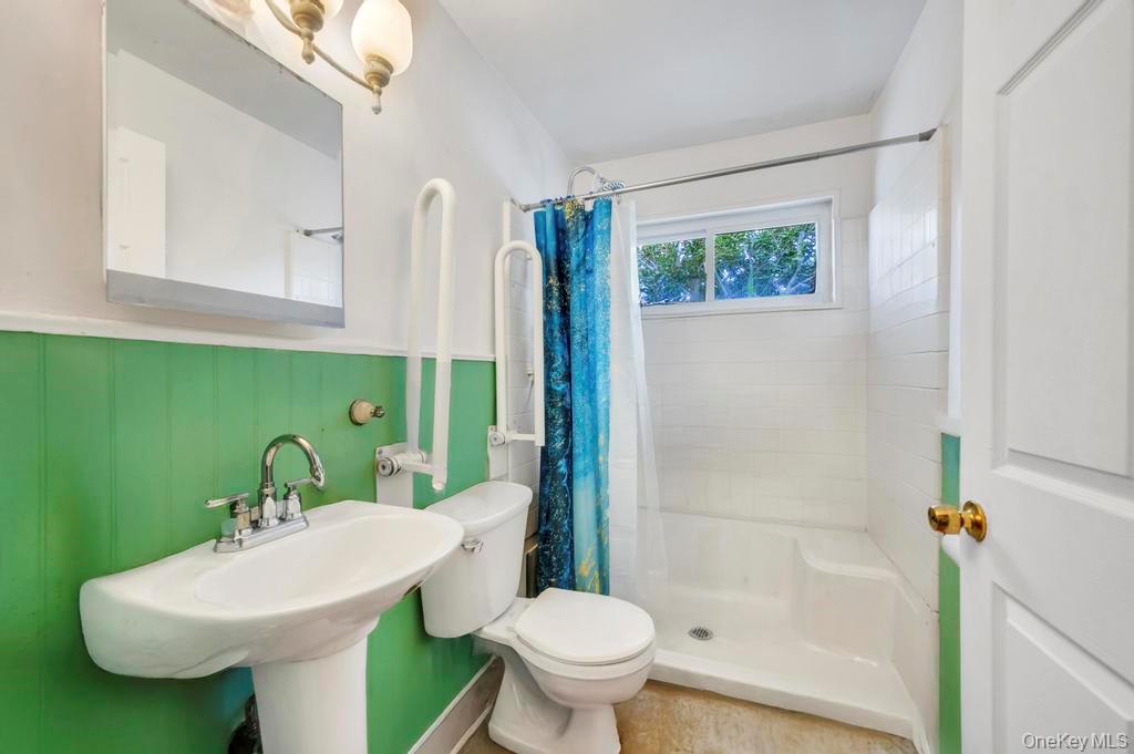 14 Urn Court, Brentwood, NY 11717