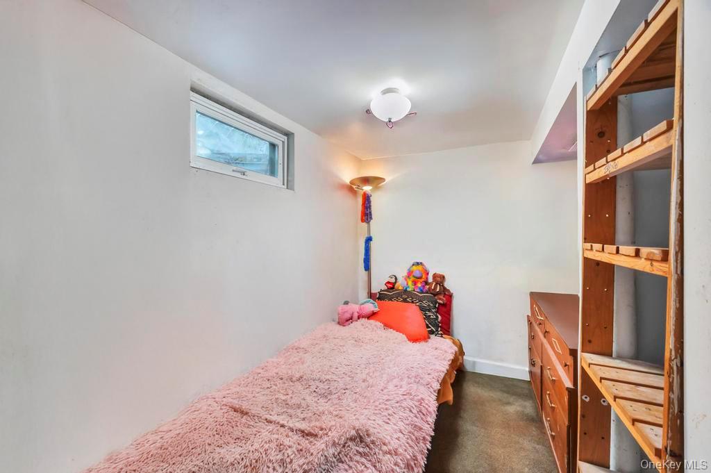 14 Urn Court, Brentwood, NY 11717