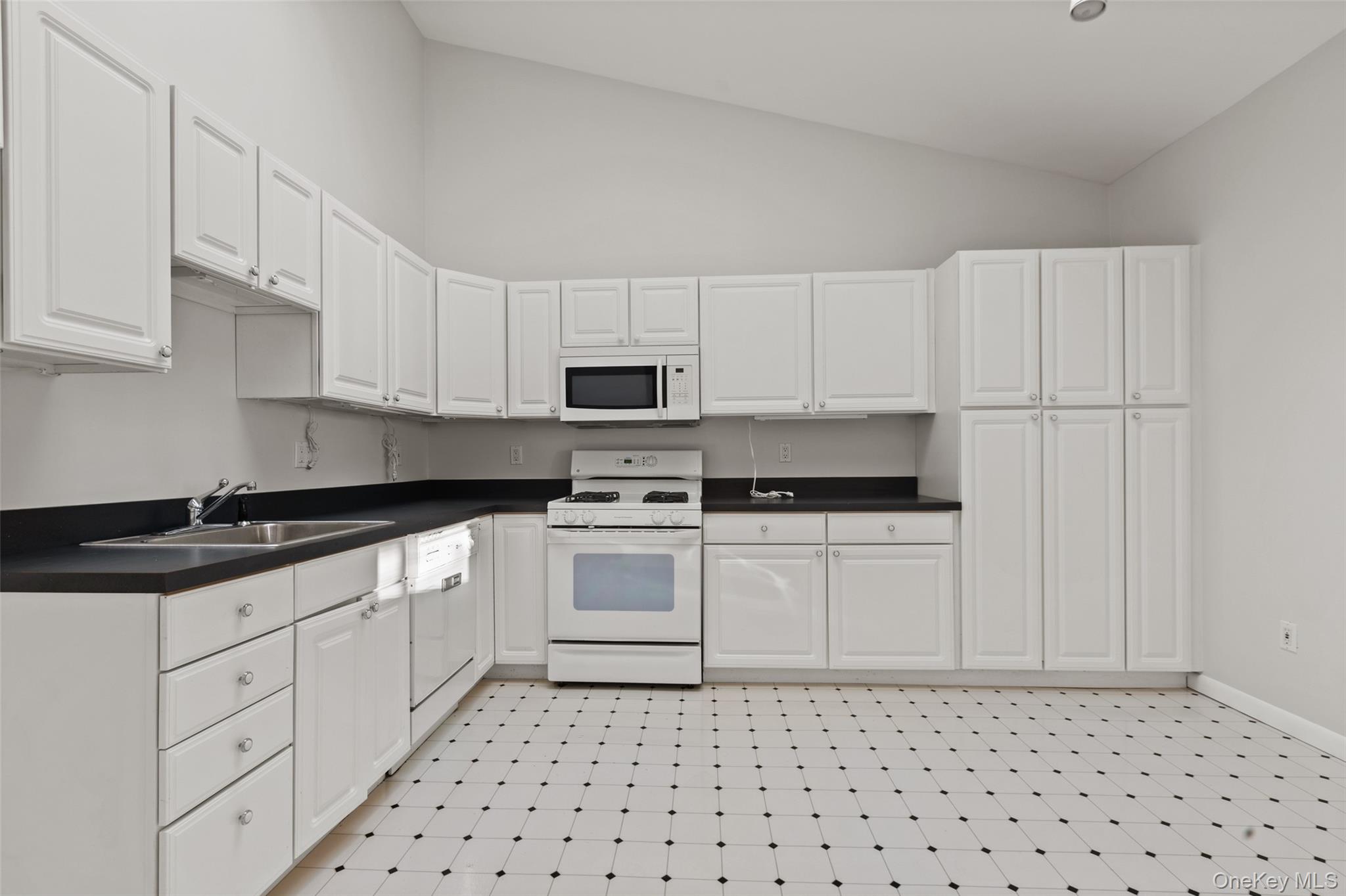 227 Panorama Court, Poughkeepsie, NY 12603