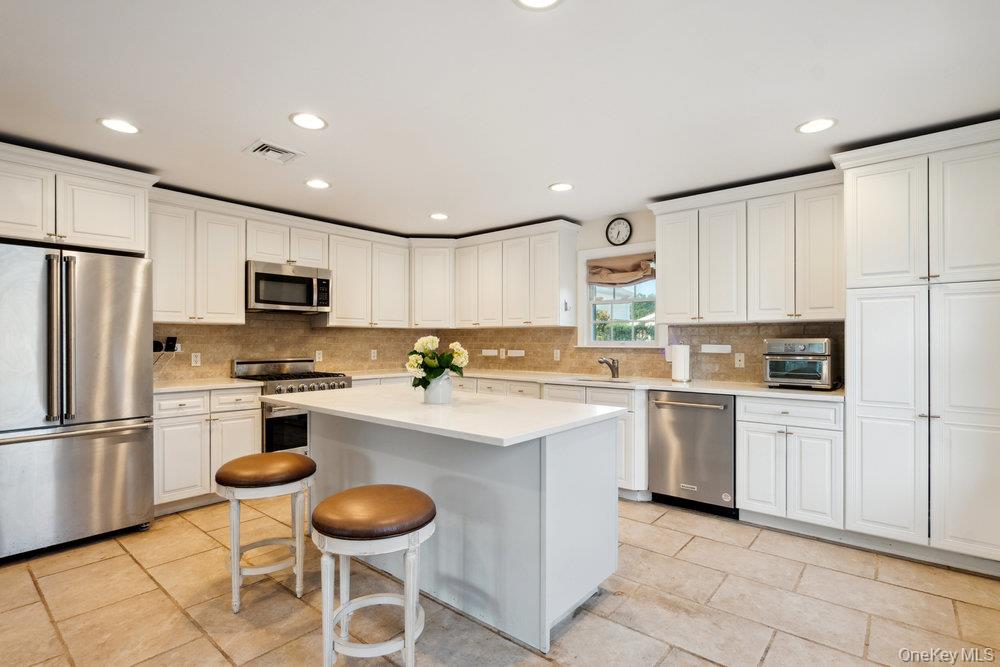 47 Syosset Circle, Syosset, NY 11791