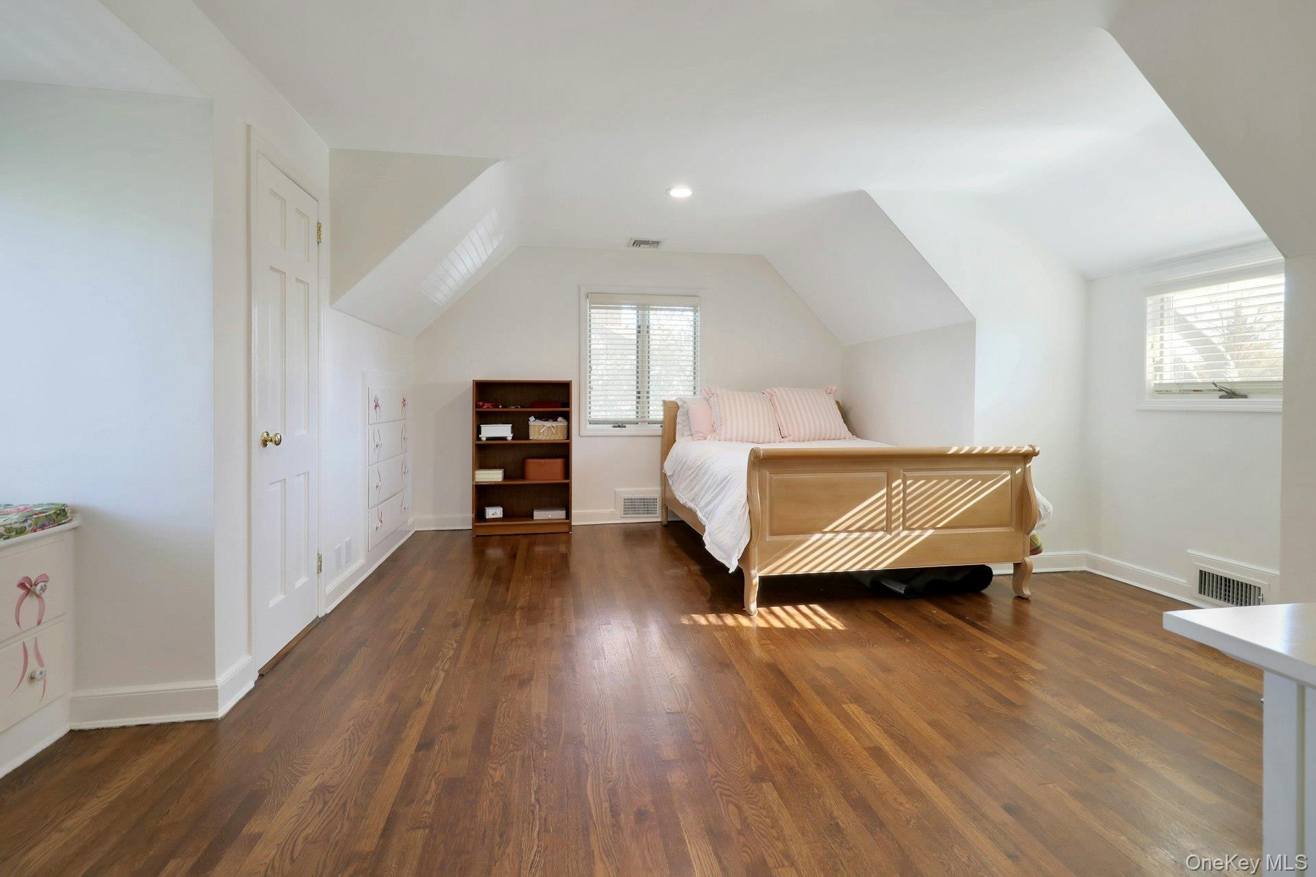 81 Round Hill Road, East Hills, NY 11577