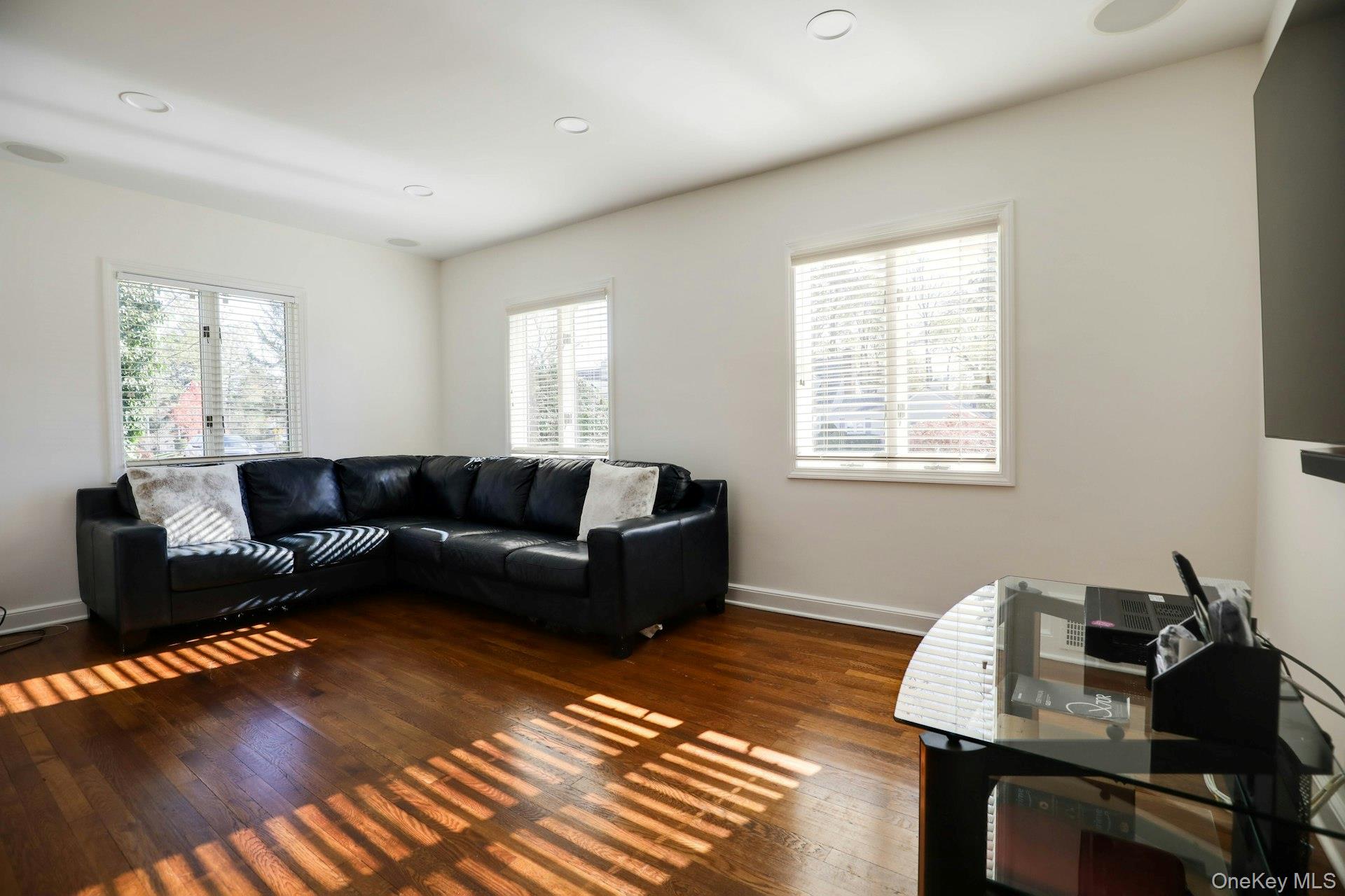 81 Round Hill Road, East Hills, NY 11577