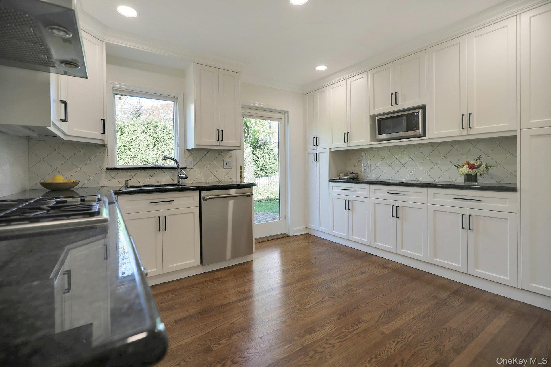 81 Round Hill Road, East Hills, NY 11577