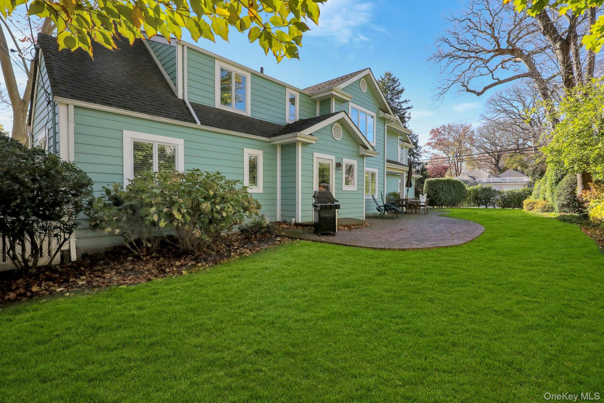 81 Round Hill Road, East Hills, NY 11577