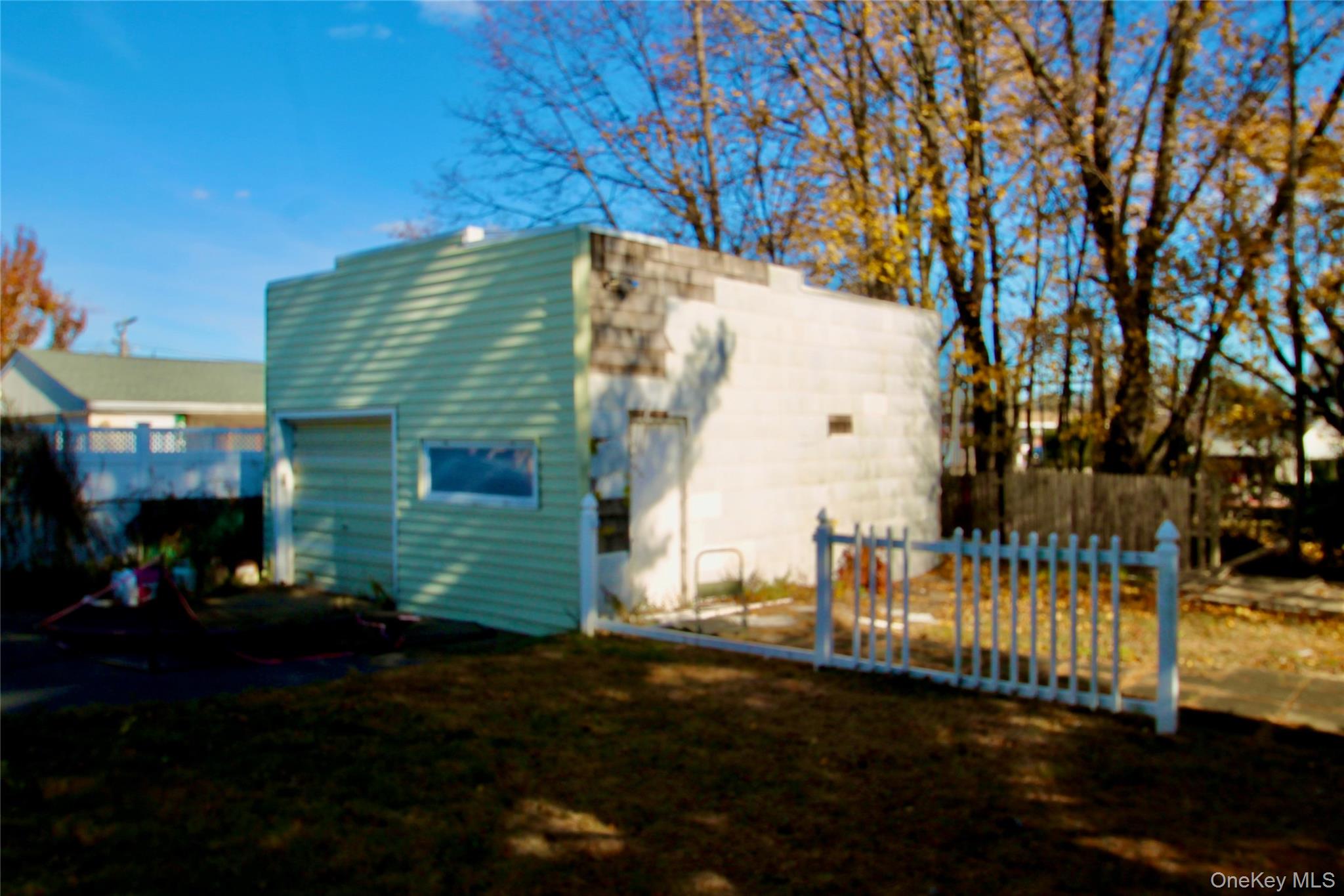 45 Merokee Place, Farmingdale, NY 11735