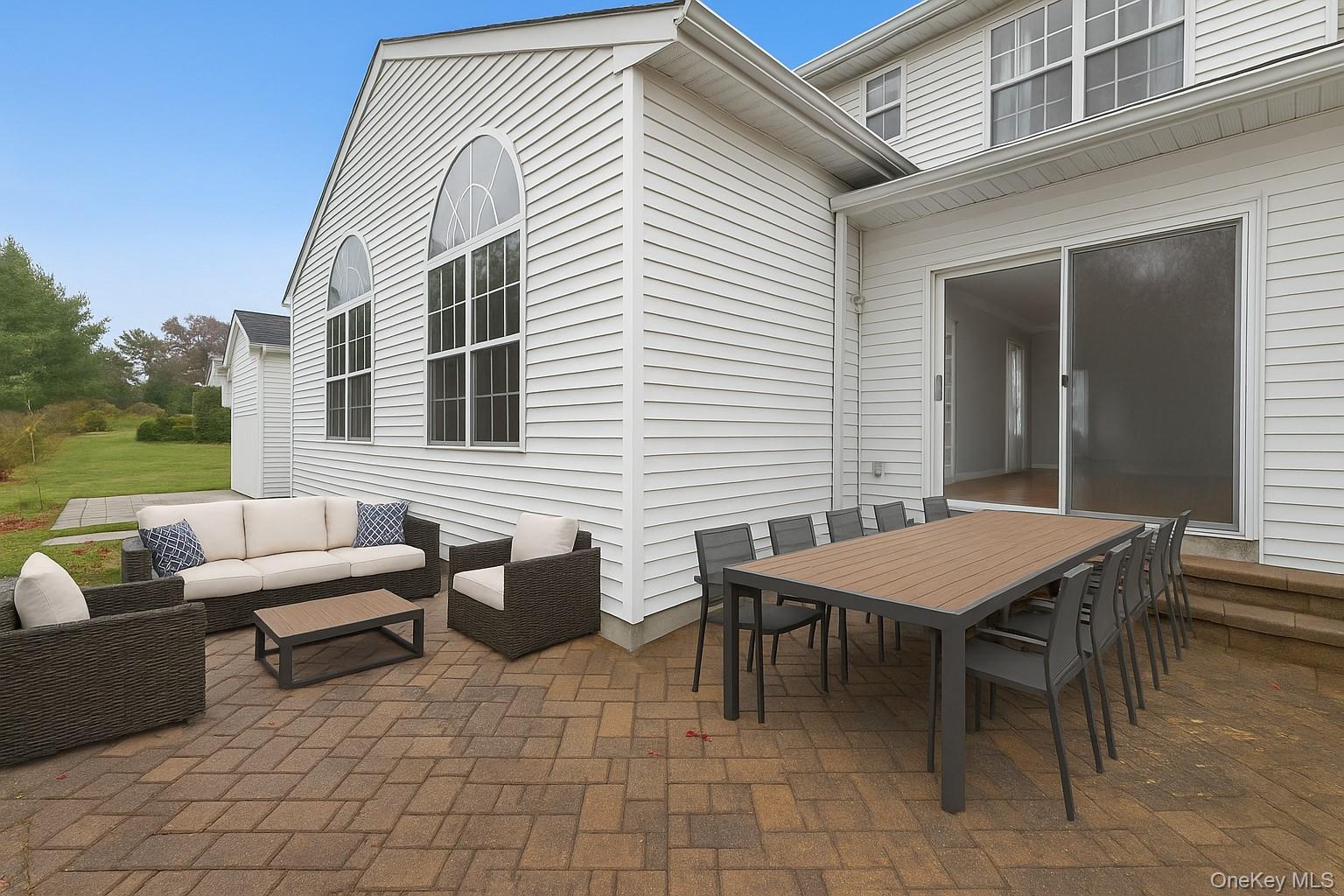 18 Brookville Way, Manorville, NY 11949