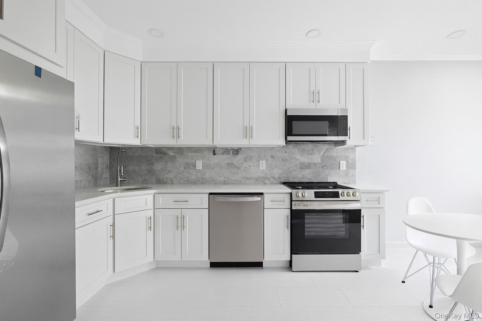 18 Brookville Way, Manorville, NY 11949