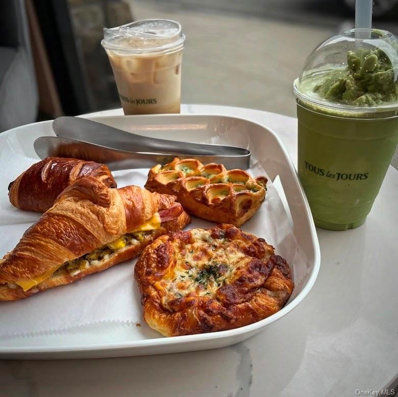 1 Miller Place # D, Smithtown, NY 11787