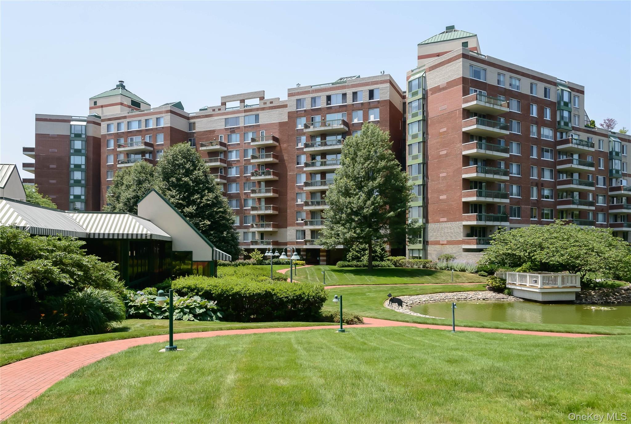 100 Hilton Avenue # M4, Garden City, NY 11530