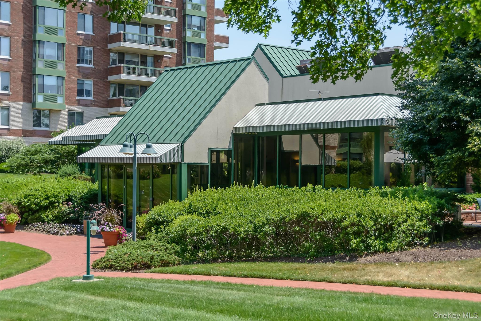 100 Hilton Avenue # M4, Garden City, NY 11530
