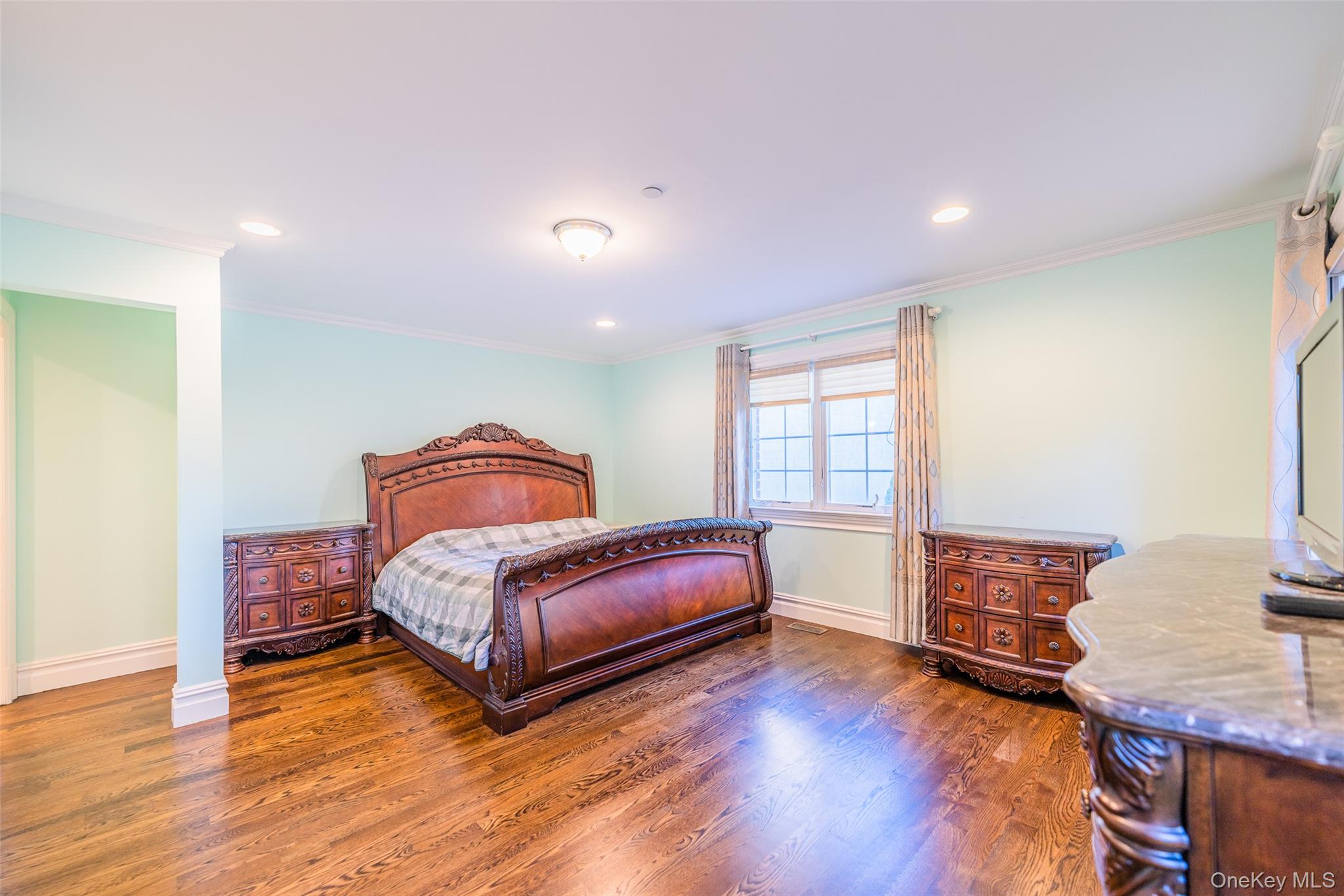 4515 Browvale Lane, Little Neck, NY 11362