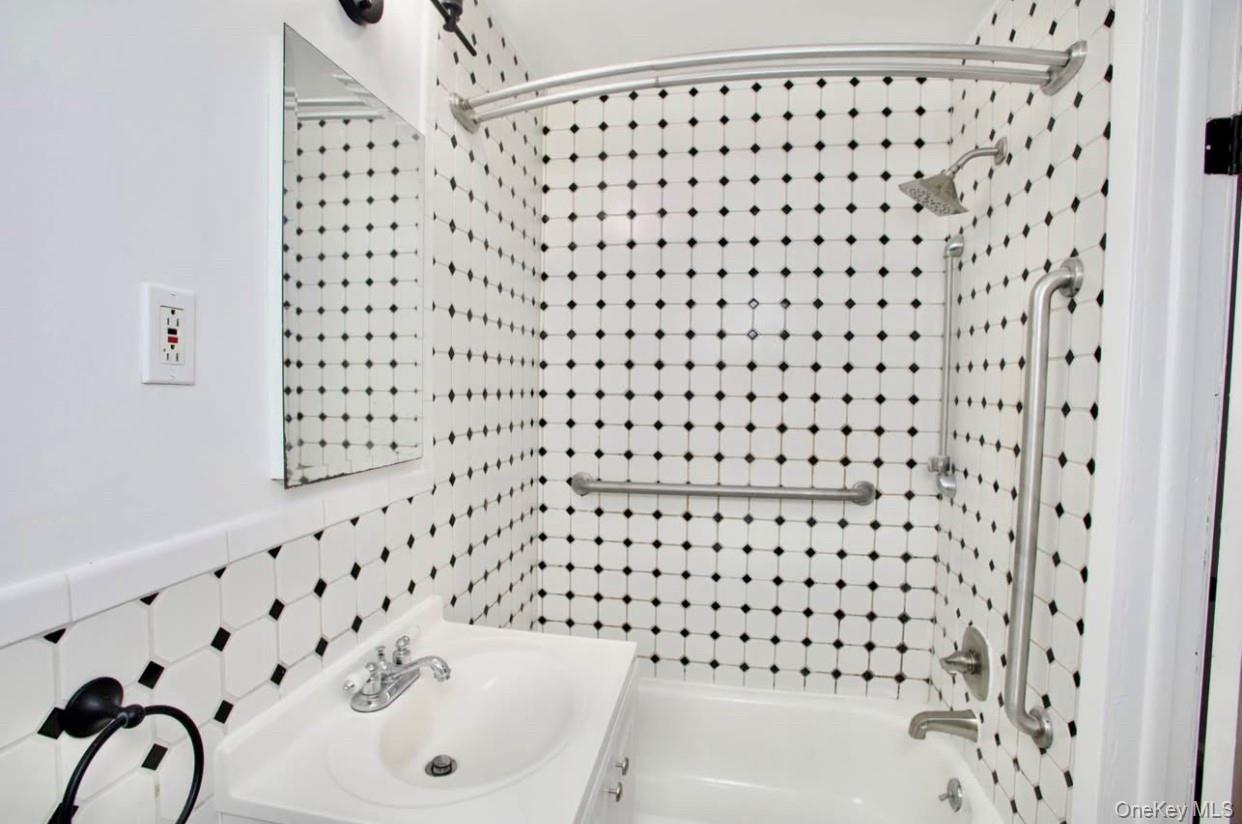 10 Tollgate Court # 1, Lynbrook, NY 11563