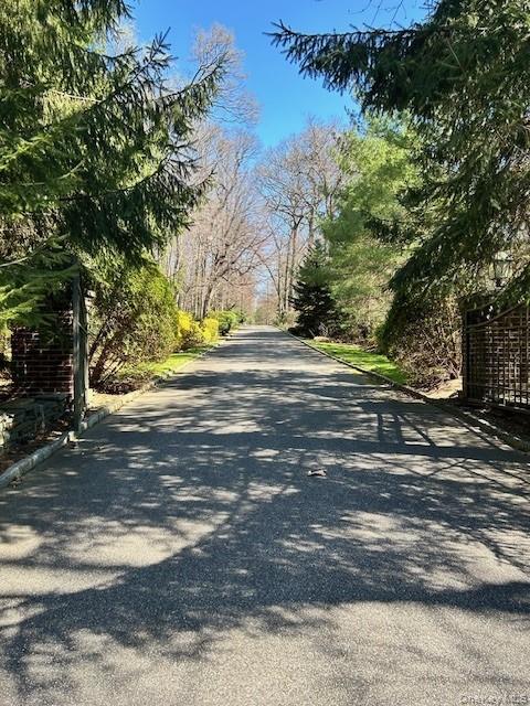 Applegreen Drive, Old Westbury, NY 11568