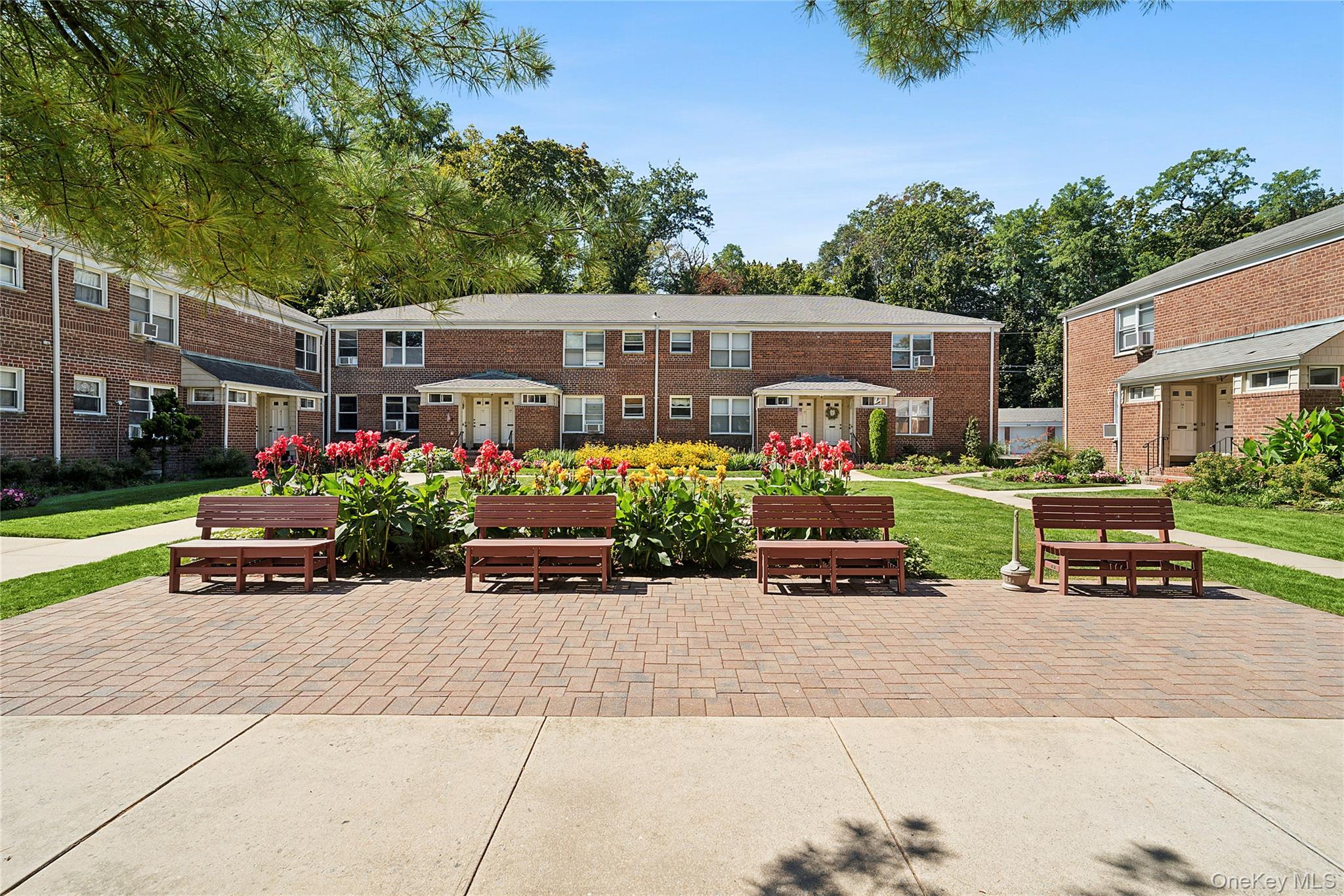 44 Edwards Street # 1A, Roslyn Heights, NY 11577