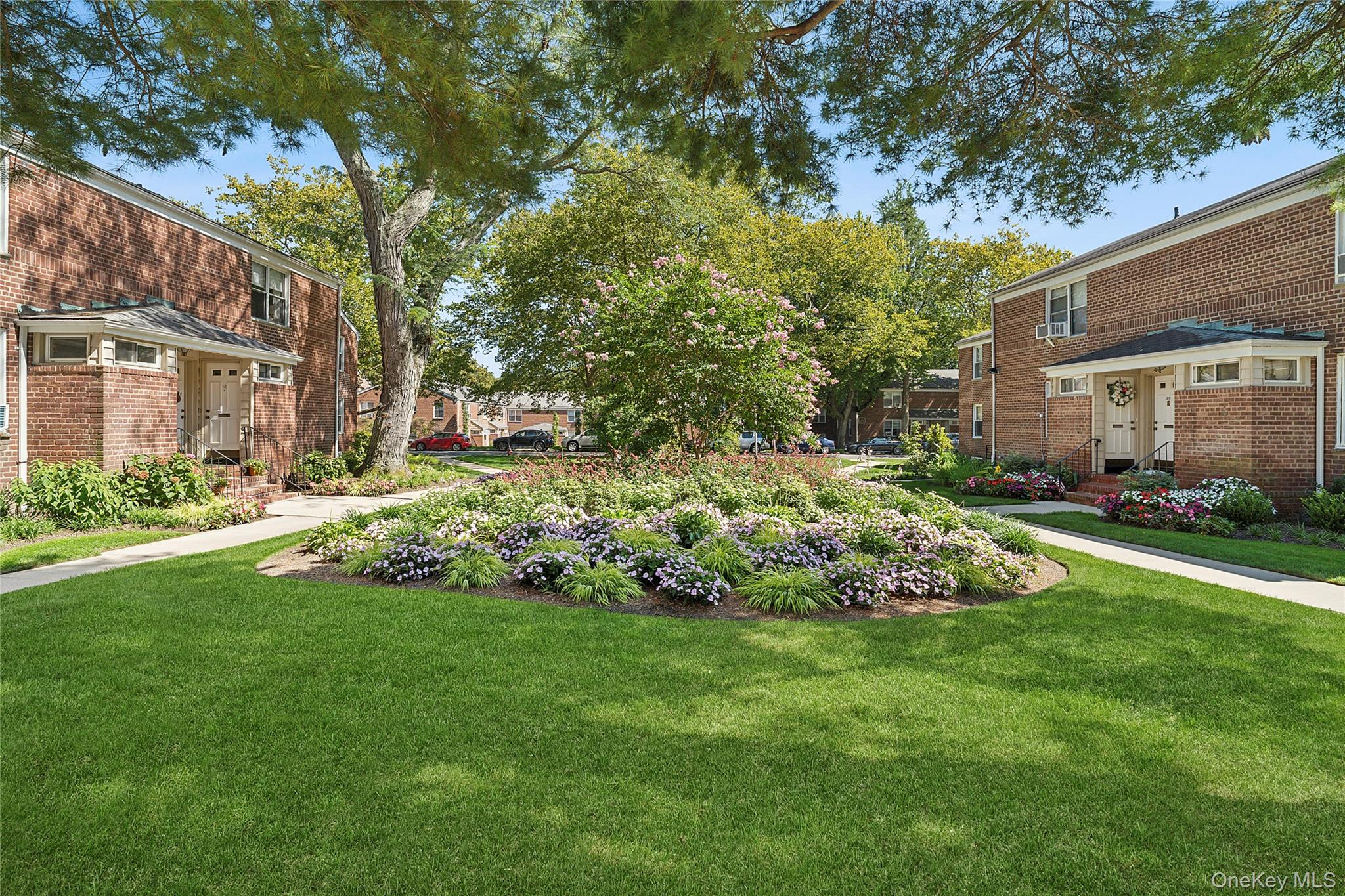 44 Edwards Street # 1A, Roslyn Heights, NY 11577