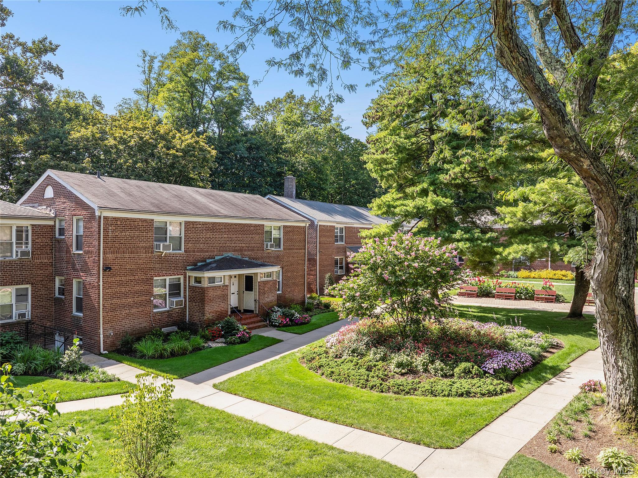 44 Edwards Street # 1A, Roslyn Heights, NY 11577