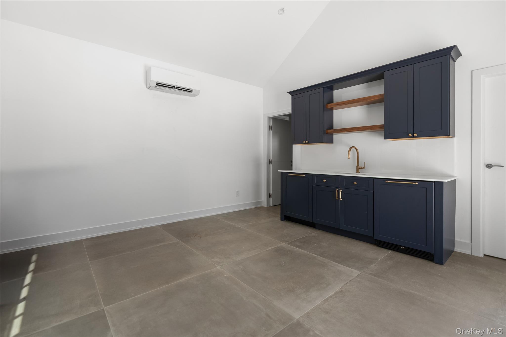 100 Narrow Lane, Southampton, NY 11968