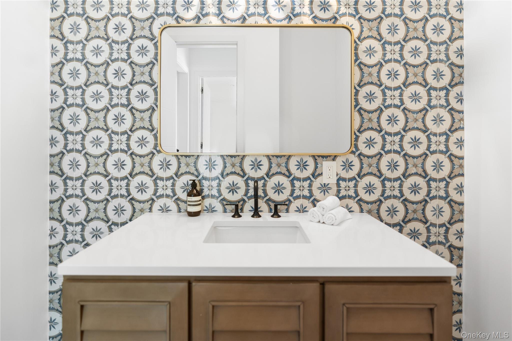 100 Narrow Lane, Southampton, NY 11968