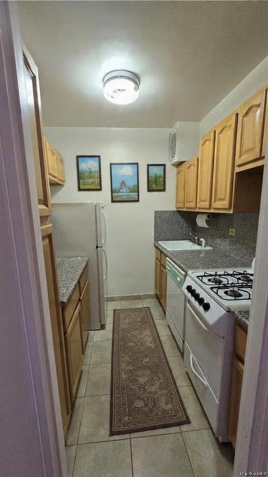 142-05 Roosevelt Avenue # 602, Flushing, NY 11354