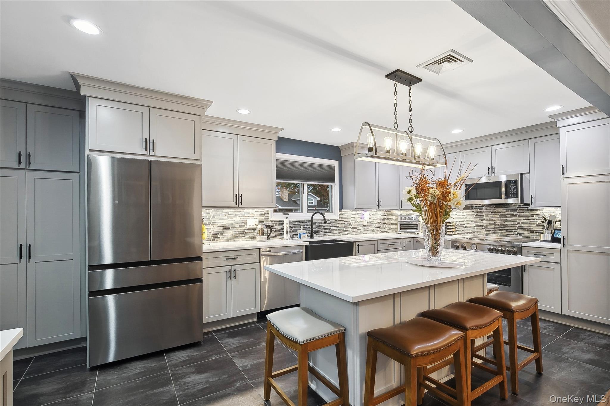 241 N Hamilton Avenue, Lindenhurst, NY 11757