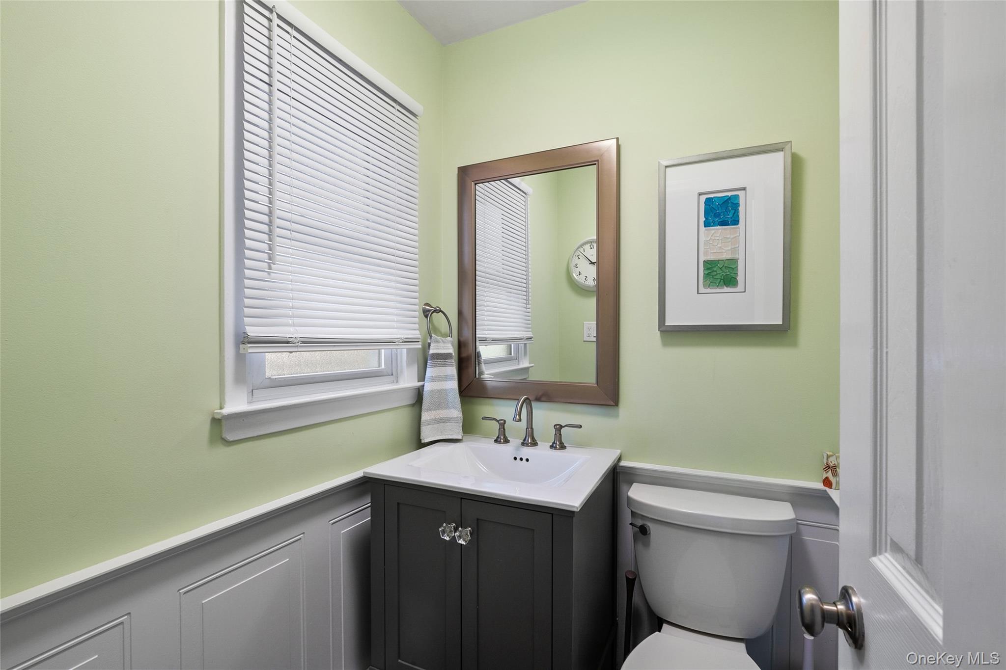 241 N Hamilton Avenue, Lindenhurst, NY 11757