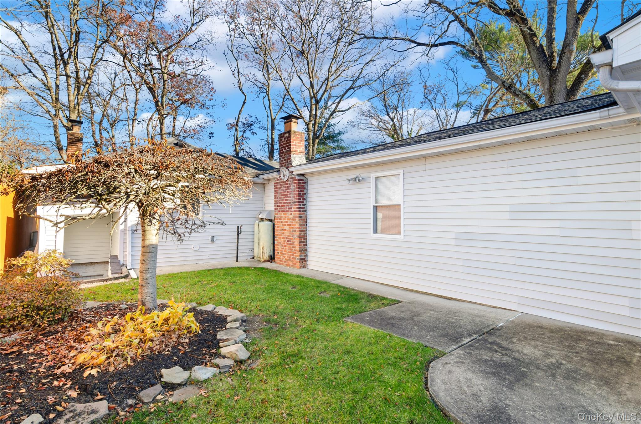 25 45th Street, Islip, NY 11751