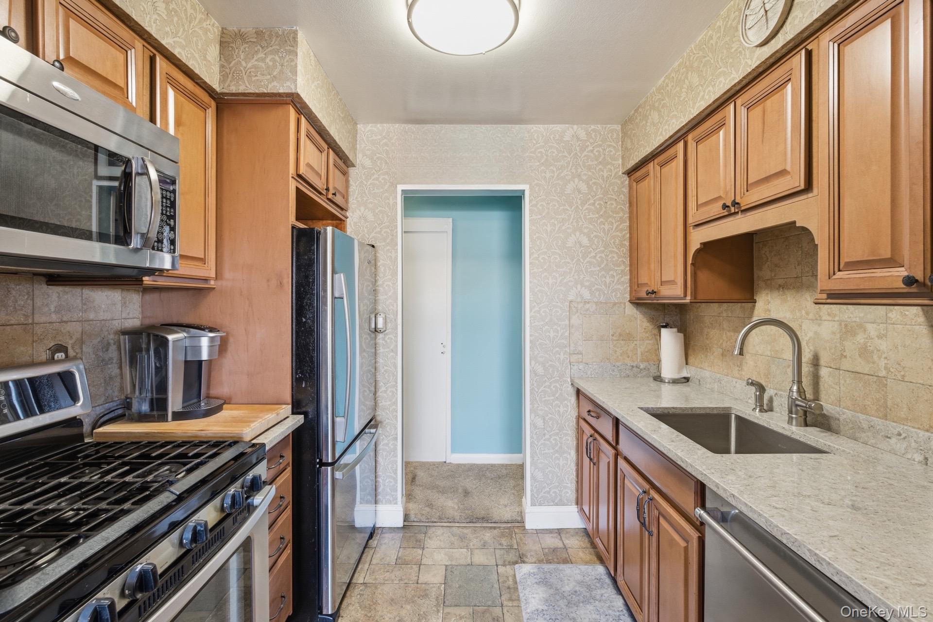 210 Fulton Street # 2C, Farmingdale, NY 11735