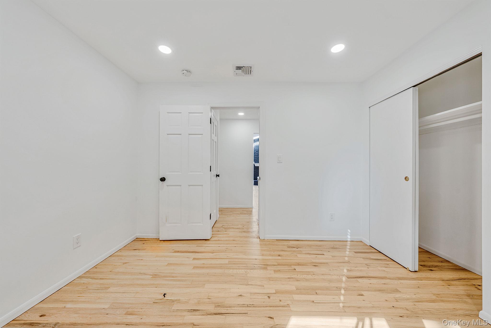 25 Farmington Lane, Melville, NY 11747