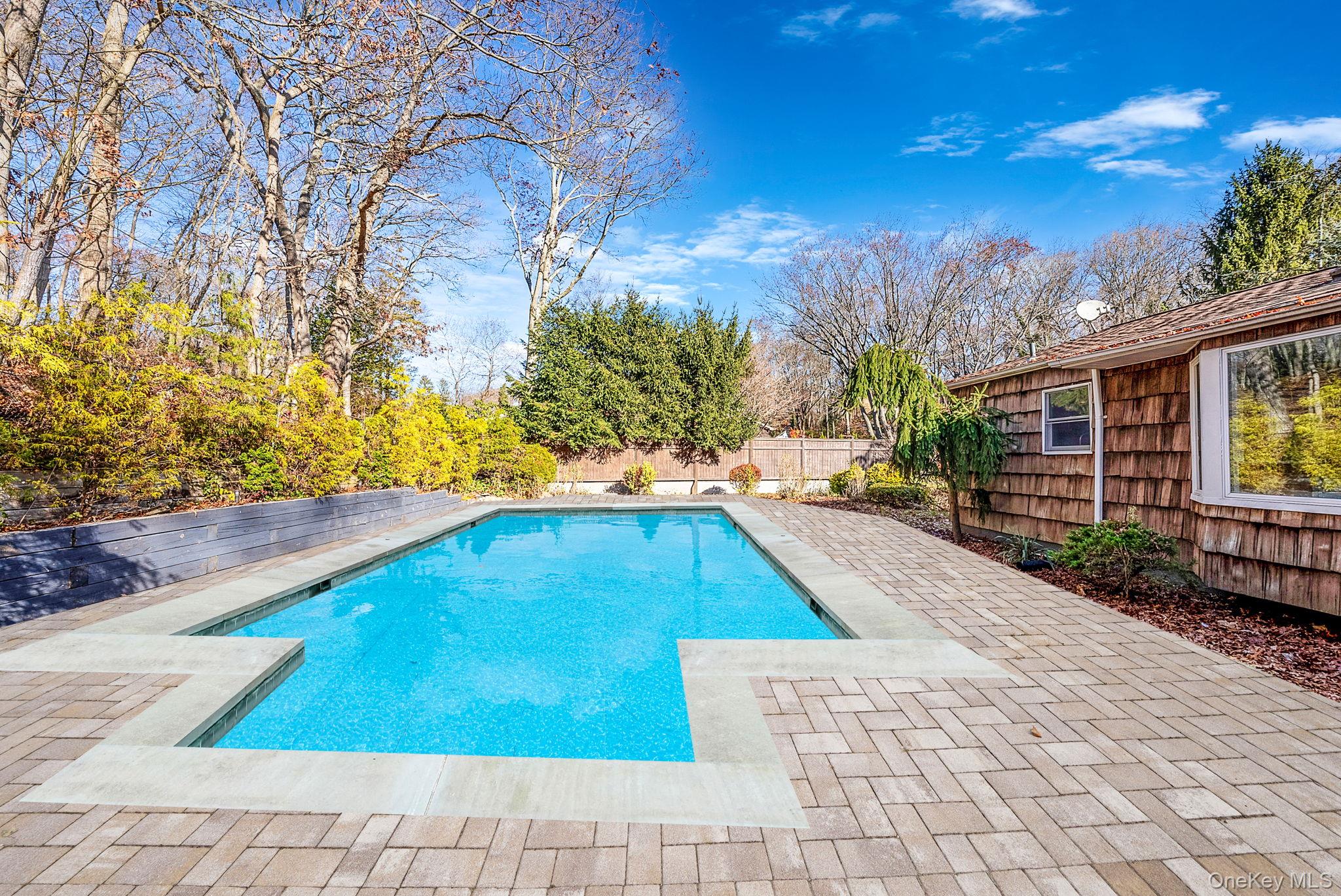 25 Farmington Lane, Melville, NY 11747