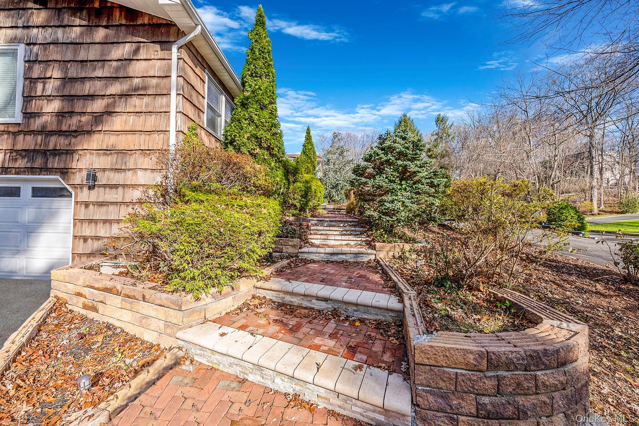 25 Farmington Lane, Melville, NY 11747