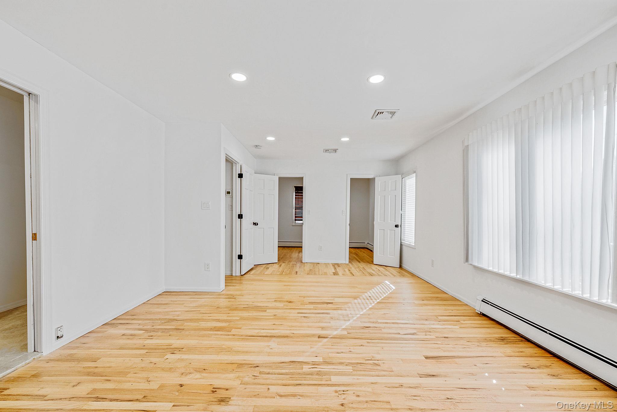 25 Farmington Lane, Melville, NY 11747