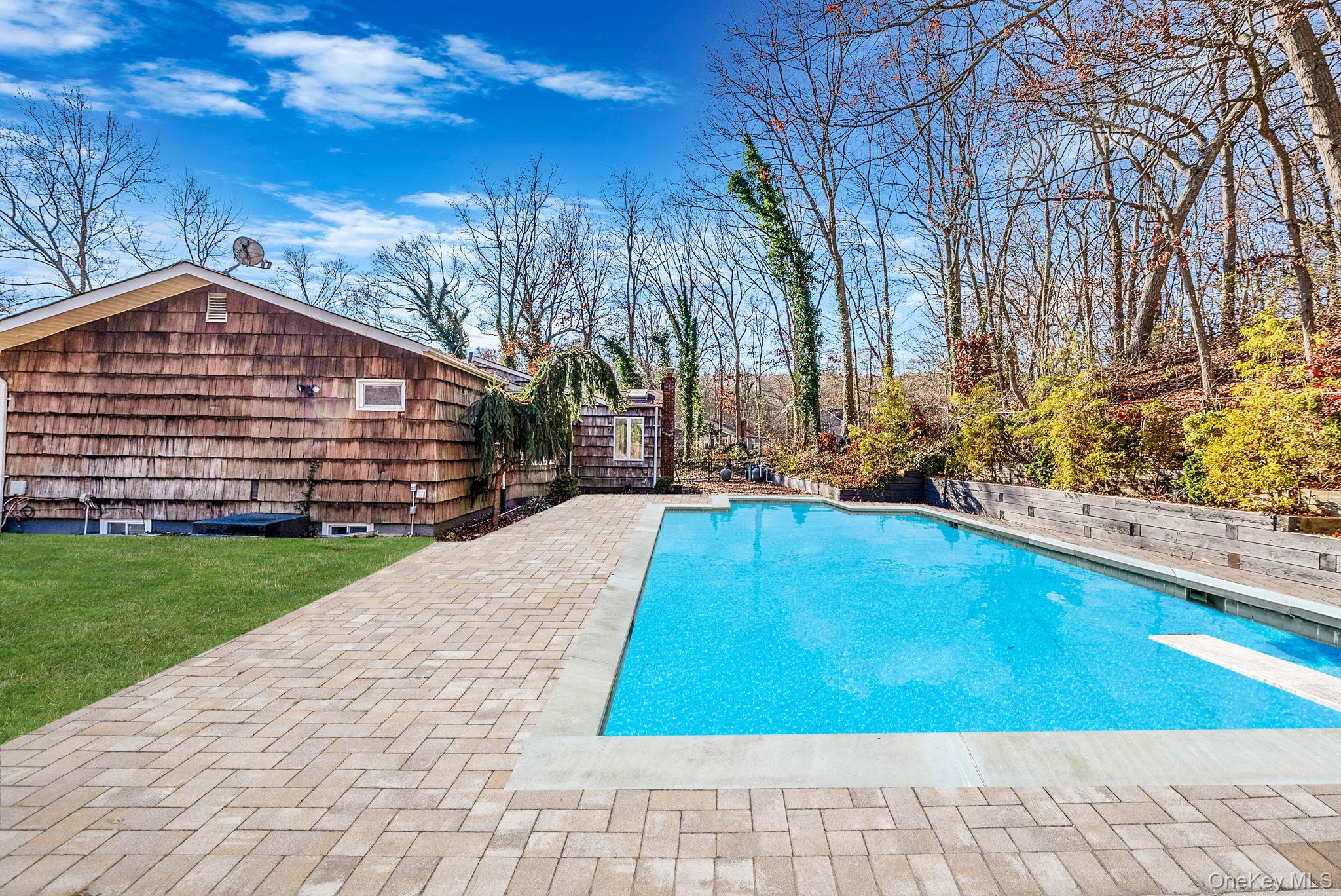 25 Farmington Lane, Melville, NY 11747