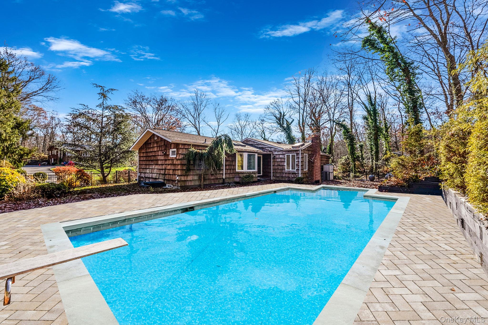 25 Farmington Lane, Melville, NY 11747