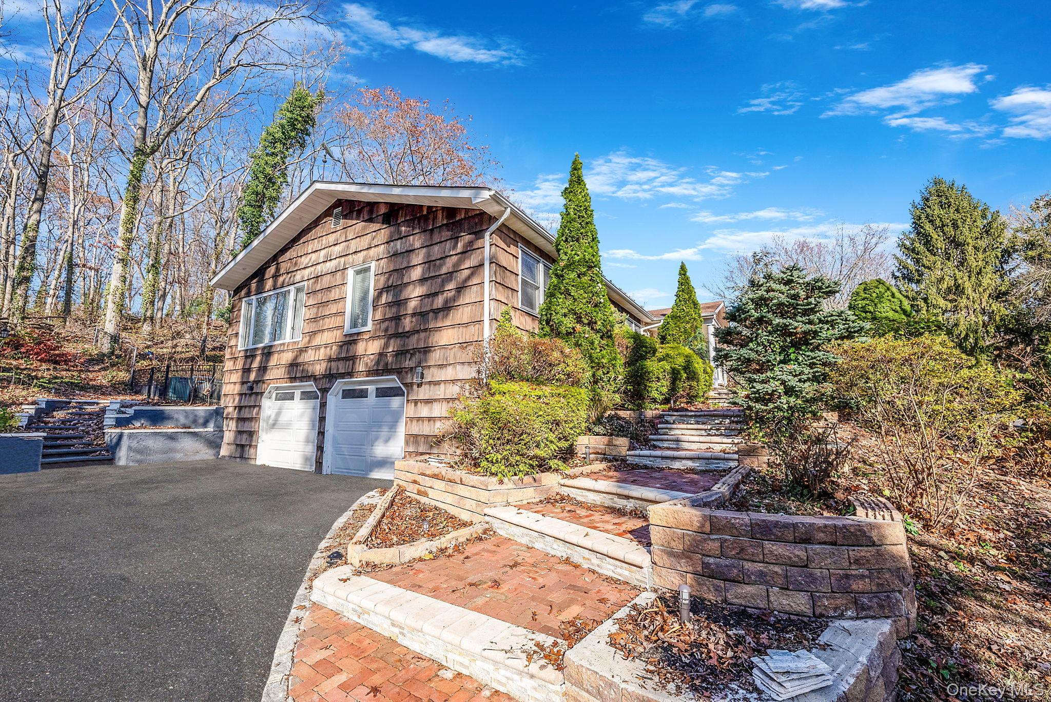 25 Farmington Lane, Melville, NY 11747