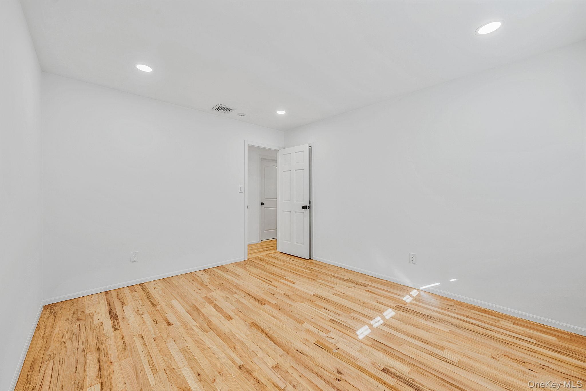 25 Farmington Lane, Melville, NY 11747