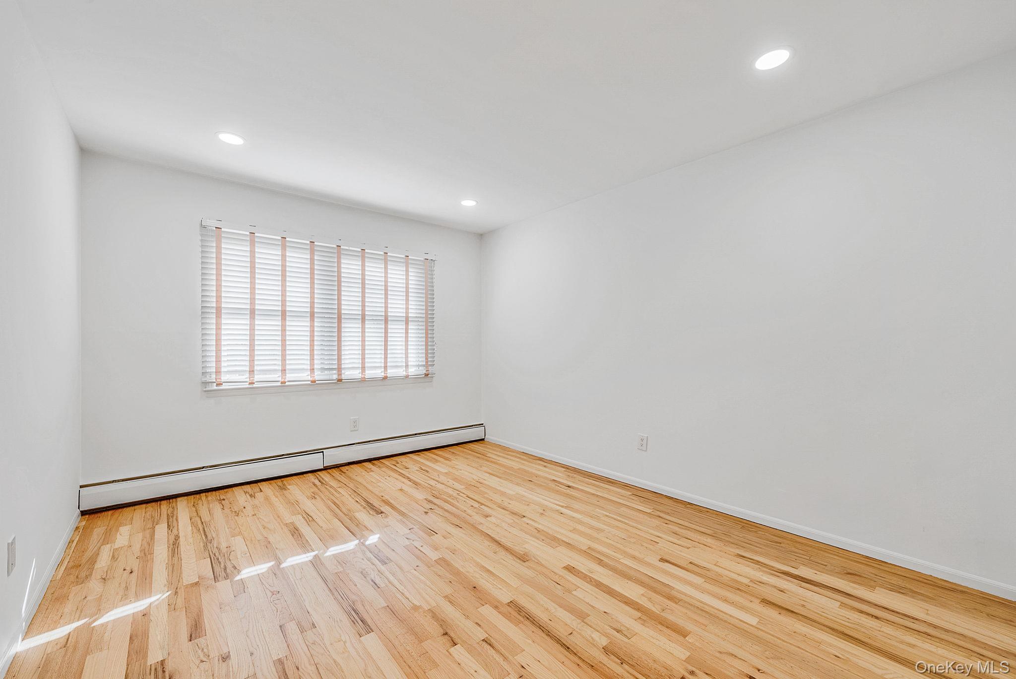 25 Farmington Lane, Melville, NY 11747